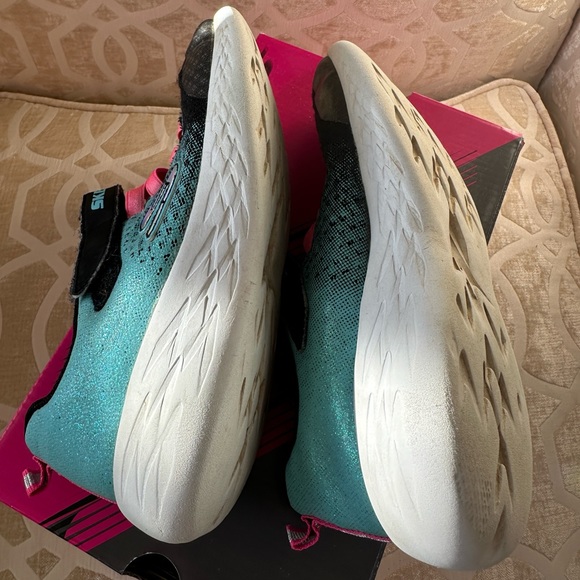 Skechers Girls Running Shoes in Size 2 - Picture 5 of 5